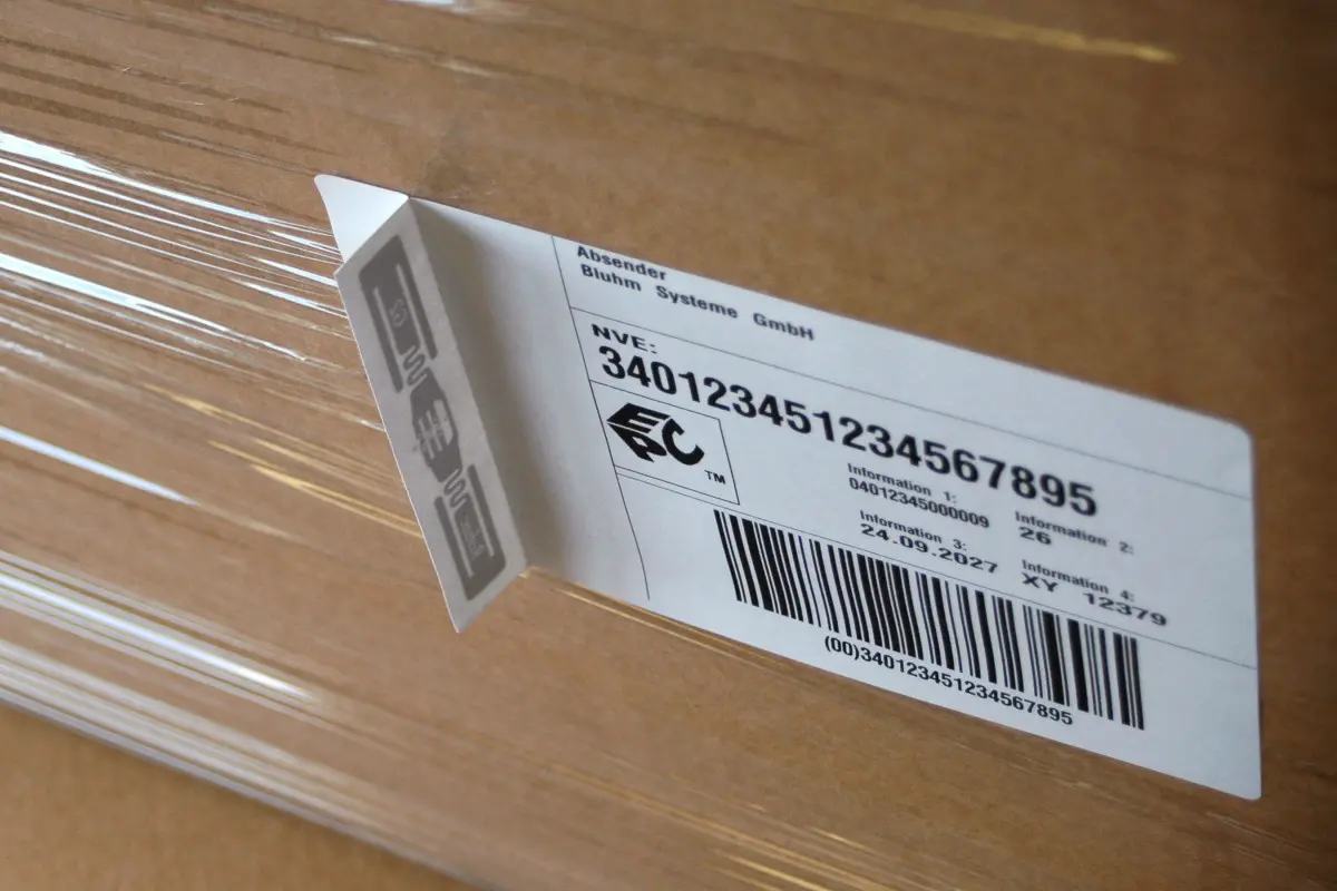 RFID Etikett auf foliertem Karton RFID Etikett auf foliertem Karton